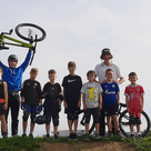 Die Workshops des Dirtparks richten sich an Kinder und Jugendliche, die erste Erfahrungen im Dirtbike-Sport sammeln oder ihre Fahrtechnik gezielt verbessern möchten. 