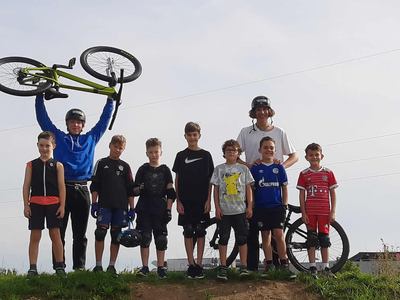 Die Workshops des Dirtparks richten sich an Kinder und Jugendliche, die erste Erfahrungen im Dirtbike-Sport sammeln oder ihre Fahrtechnik gezielt verbessern möchten. 