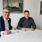 Erster Bürgermeister Thomas Herker und Stadtwerke-Vorstand Thomas Wiringer freuen sich auf die weitere Zusammenarbeit. 