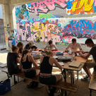  Die Teilnehmenden lernen alles was sie für die Umsetzung eines großformatigen Graffitis benötigen.