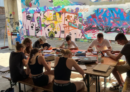  Die Teilnehmenden lernen alles was sie für die Umsetzung eines großformatigen Graffitis benötigen.