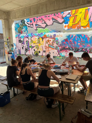  Die Teilnehmenden lernen alles was sie für die Umsetzung eines großformatigen Graffitis benötigen.