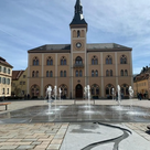 Das Wasserspiel vor dem Rathaus wird besonders an heißen Tagen gerne für eine Abkühlung genutzt. 