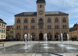 Das Wasserspiel vor dem Rathaus wird besonders an heißen Tagen gerne für eine Abkühlung genutzt. 