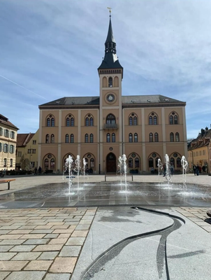 Das Wasserspiel vor dem Rathaus wird besonders an heißen Tagen gerne für eine Abkühlung genutzt. 