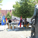 Auf dem Pfarrplatz, vor der Mutter-Teresa-Statue, fand die Jubiläumsfeier statt.