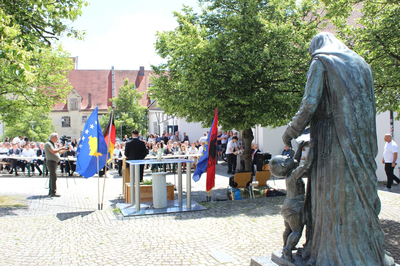 Auf dem Pfarrplatz, vor der Mutter-Teresa-Statue, fand die Jubiläumsfeier statt.