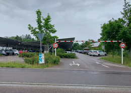 Die Entwässerungsmulden unter den Dächern werden saniert. 