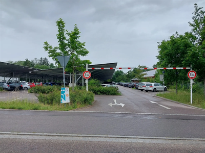 Die Entwässerungsmulden unter den Dächern werden saniert. 