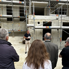 Bürgermeister Herker bei der Eröffnungsrede beim Hebauf der Seniorenwohnanlage St. Franziskus.