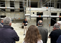 Bürgermeister Herker bei der Eröffnungsrede beim Hebauf der Seniorenwohnanlage St. Franziskus.