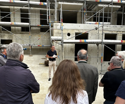 Bürgermeister Herker bei der Eröffnungsrede beim Hebauf der Seniorenwohnanlage St. Franziskus.