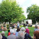 Stimmungsvolle Atmosphäre beim Friedensgebet am Baum der Religionen im Bürgerpark