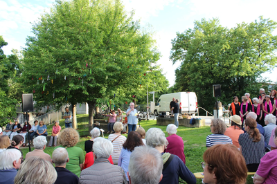 Stimmungsvolle Atmosphäre beim Friedensgebet am Baum der Religionen im Bürgerpark
