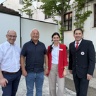 MTV-Vorsitzender Helmut Reiter wurde im Stadttheater Neuburg geehrt. (v. l.) Anton Gutmann, Helmut Reiter,  Luisa Enzersberger und Thomas Mack