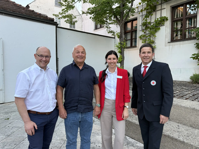 MTV-Vorsitzender Helmut Reiter wurde im Stadttheater Neuburg geehrt. (v. l.) Anton Gutmann, Helmut Reiter,  Luisa Enzersberger und Thomas Mack