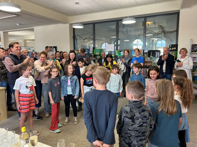  Bei der Ausstellungseröffnung in der Stadtbücherei wurden die jungen Gestalterinnen und Gestalter der Lesekisten für ihre kreativen Arbeiten mit großem Applaus belohnt.