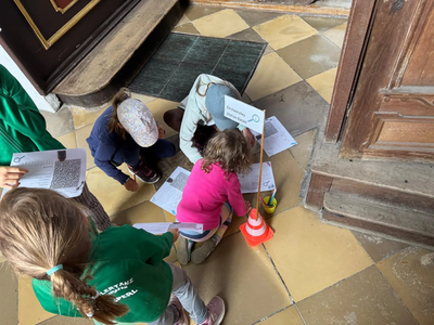 Kleine Entdecker auf Kirchenrallye in St. Johannes Baptist