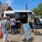 Stadtbus auf dem Wochenmarkt