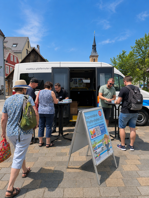 Stadtbus auf dem Wochenmarkt