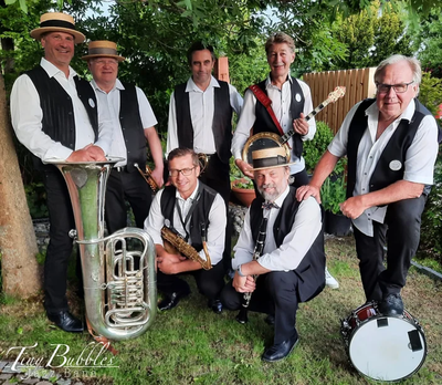 Die „Tiny Bubbles Jazz Band“ sorgt für gute Stimmung beim Kulinarischen Abend.