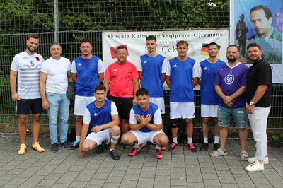 Das Team des albanisch-deutschen Kulturvereins Sali Çekaj Pfaffenhofen mit dem Vereinsvorsitzenden und Turnierleiter Argent Ferizi (von links), Gazmend Dashi, den Spielern Albijon, Rilind, Ilirjon, Ridon, Jetmir, Ermal, Altin und den Spielleitern Enis und Luan.
