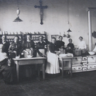 Honoratiorinnen in der Küche des Vereinslazaretts an der Schulstraße (1916) 