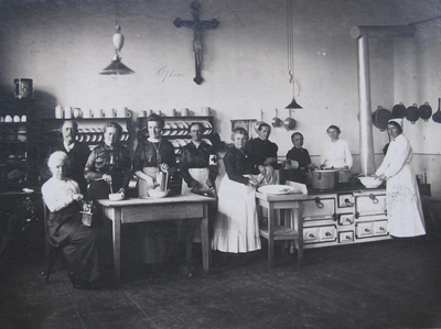 Honoratiorinnen in der Küche des Vereinslazaretts an der Schulstraße (1916) 