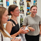 Die Siegerinnen der Erwachsenen-Kategorie Ü18. (v.l. Siegerinnen Ü18 Lena Eisenmann und Mia Engl mit Jugendreferentin Paula Stahl)