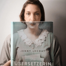 Beim „Bookface“ verschmilzt das Buchcover mit einem realen Hintergrund wie in den Beispielen der Gewinner unter und über 18 Jahren aus dem Jahr 2024 