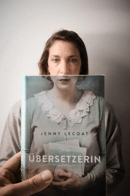 Beim „Bookface“ verschmilzt das Buchcover mit einem realen Hintergrund wie in den Beispielen der Gewinner unter und über 18 Jahren aus dem Jahr 2024 