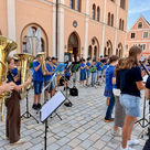 Das Projektorchester unter der Leitung von Adrian Knoll eröffnete „Sommer in der Stadt“ mit einem schwungvollen Konzert vor dem Rathaus. 
