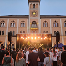 Tolle Stimmung auf dem Hauptplatz – Fättes B reißt Menge mit. (© Anja Lederer, Stadtverwaltung Pfaffenhofen a. d. Ilm) 