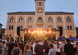 Tolle Stimmung auf dem Hauptplatz – Fättes B reißt Menge mit. (© Anja Lederer, Stadtverwaltung Pfaffenhofen a. d. Ilm) 
