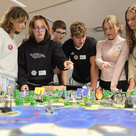 Schülerinnen und Schüler vom Schyern Gymnasium Pfaffenhofen diskutieren ihre nächsten Entscheidungen im Weltklimaspiel. 