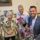 Zweiter Bürgermeister Peter Heinzlmair und Stellvertreter des Landrats Georg Ott besuchten Hilda Sellner an ihrem 101. Geburtstag. (v. l.: Hilda Sellner, Zweiter Bürgermeister Peter Heinzlmair und Stellvertreter des Landrats Georg Ott) 