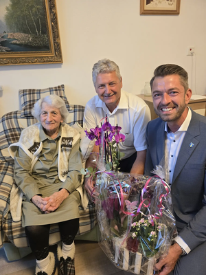 Zweiter Bürgermeister Peter Heinzlmair und Stellvertreter des Landrats Georg Ott besuchten Hilda Sellner an ihrem 101. Geburtstag. (v. l.: Hilda Sellner, Zweiter Bürgermeister Peter Heinzlmair und Stellvertreter des Landrats Georg Ott) 