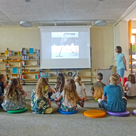 Im Rahmen des Ferienpasses hat die Stadtbücherei u. a. ein Bilderbuchkino veranstaltet. 