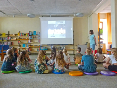 Im Rahmen des Ferienpasses hat die Stadtbücherei u. a. ein Bilderbuchkino veranstaltet. 