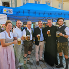 Anstoßen mit dem Festbier: v. l. Festwirtin Julia Spitzenberger, Festwirt Andreas Widmann, Dritter Bürgermeister und Volksfestreferent Roland Dörfler Bürgermeister Thomas Herker, Pater Lukas Wirth von der Klosterbrauerei Scheyern, Chef der Brauerei Müllerbräu Manuel Müller.