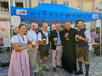 Anstoßen mit dem Festbier: v. l. Festwirtin Julia Spitzenberger, Festwirt Andreas Widmann, Dritter Bürgermeister und Volksfestreferent Roland Dörfler Bürgermeister Thomas Herker, Pater Lukas Wirth von der Klosterbrauerei Scheyern, Chef der Brauerei Müllerbräu Manuel Müller.