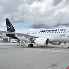 Der Airbus A319 mit dem Namen „Pfaffenhofen a. d. Ilm“ fliegt bei Lufthansa City Airlines. 