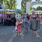 Die Vorschulkinder beim Einmarsch auf den Volksfestplatz.