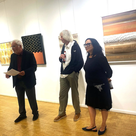Kulturreferent Reinhard Haiplik würdigte bei der Eröffnung die Werke von Dieter Breitschwerdt. (v.l.n.r. Kulturreferent Reinhard Haiplik, Künstler Dieter Breitschwerdt, Daniela Pettinari) 
