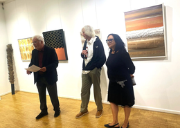 Kulturreferent Reinhard Haiplik würdigte bei der Eröffnung die Werke von Dieter Breitschwerdt. (v.l.n.r. Kulturreferent Reinhard Haiplik, Künstler Dieter Breitschwerdt, Daniela Pettinari) 
