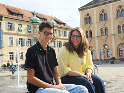 Die neuen Auszubildenden der Stadtverwaltung Pfaffenhofen (v. l. n. r.: Felix Herbst und Sophia Gatt) 