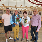 Ehrung für die langjährige Treue zum Volksfest Pfaffenhofen: (v. l. n. r. Bürgermeister Thomas Herker, Oswald Baumgärtner, Ulrike Eisenmann und Amtsleiter Hans-Dieter Kappelmeier, nicht anwesend Kinderkarussell-Ortner)