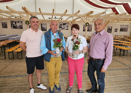 Ehrung für die langjährige Treue zum Volksfest Pfaffenhofen: (v. l. n. r. Bürgermeister Thomas Herker, Oswald Baumgärtner, Ulrike Eisenmann und Amtsleiter Hans-Dieter Kappelmeier, nicht anwesend Kinderkarussell-Ortner)
