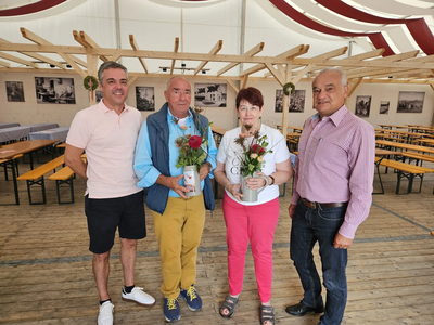 Ehrung für die langjährige Treue zum Volksfest Pfaffenhofen: (v. l. n. r. Bürgermeister Thomas Herker, Oswald Baumgärtner, Ulrike Eisenmann und Amtsleiter Hans-Dieter Kappelmeier, nicht anwesend Kinderkarussell-Ortner)