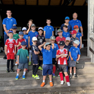 Die 20 Kinder, MTV-Vorsitzender Helmut Reiter (hinten rechts ) und Ivan Petrov (hinten links) beim Fussball-Camp 
